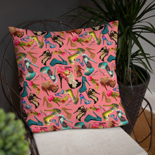 Load image into Gallery viewer, Pillow 'I close deals in heels'