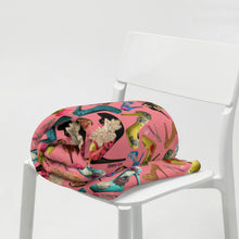 Load image into Gallery viewer, Throw Blanket 'I close deals in heels'