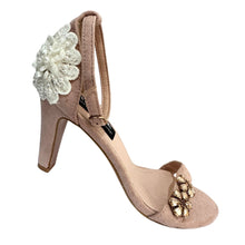 Load image into Gallery viewer, Mandai Pumps EU 38.5/ USA 8.5
