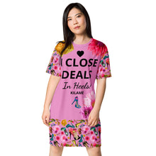 Load image into Gallery viewer, T-shirt dress Litch &#39;I close deals in heels&#39;
