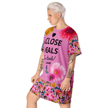 Load image into Gallery viewer, T-shirt dress Litch &#39;I close deals in heels&#39;
