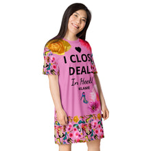 Load image into Gallery viewer, T-shirt dress Litch &#39;I close deals in heels&#39;
